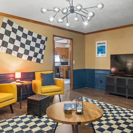 4Bd Contemporary Home With Bbq, Game Room